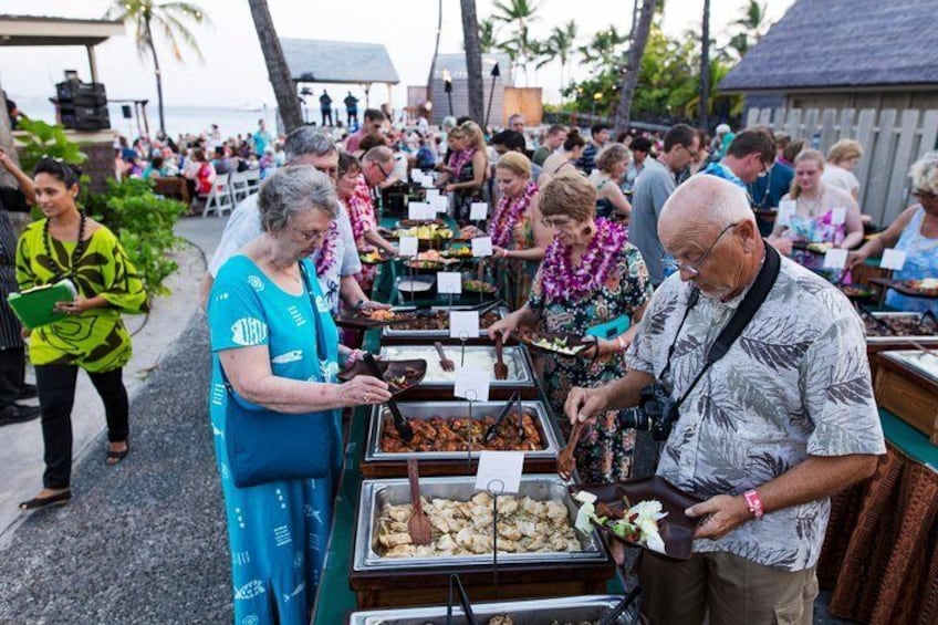 It is not only about the show, visitors enjoy also a traditional Hawaiian buffet while attending Island Breeze Luau on the Big Island.