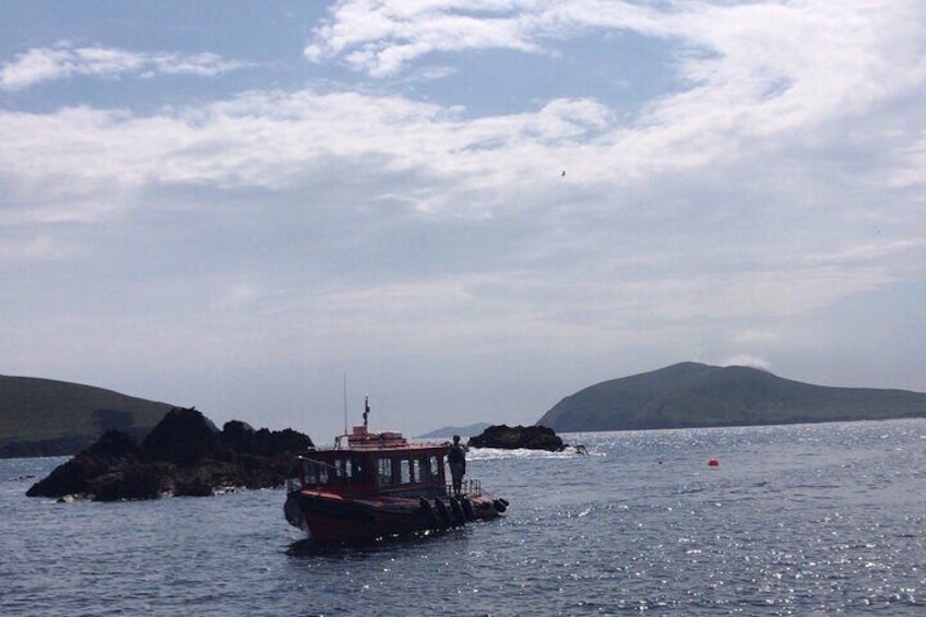 The Peig Sayers approaching, with the Great Blasket Island in the background.