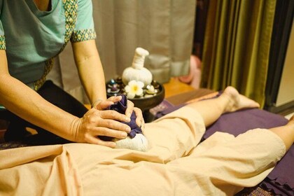 Vila och koppla av massage - Föryngra thailändsk massage med växtbaserad Ho...