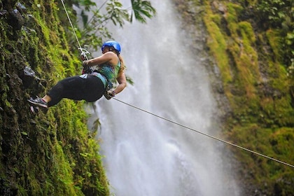 Combo Adrenaline Mundo Aventura Zip Line+Hike+Waterfall Tour & Maleku Villa