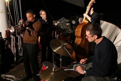 Navigazione del vino e del jazz nel porto di New York a bordo di Clipper Ci...