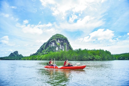Excursión de día completo en kayak a la cueva marina de Bor Thor Krabi