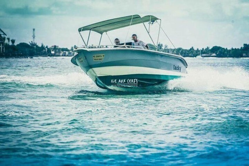 Ile aux Cerfs Speedboat