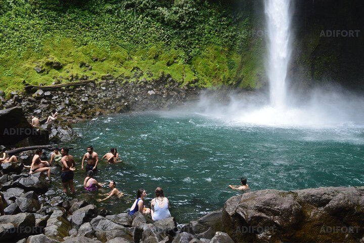 Natural pool with crystal-clear water formed by the river, located at the base of the waterfall. Perfect for cooling off and enjoying nature.