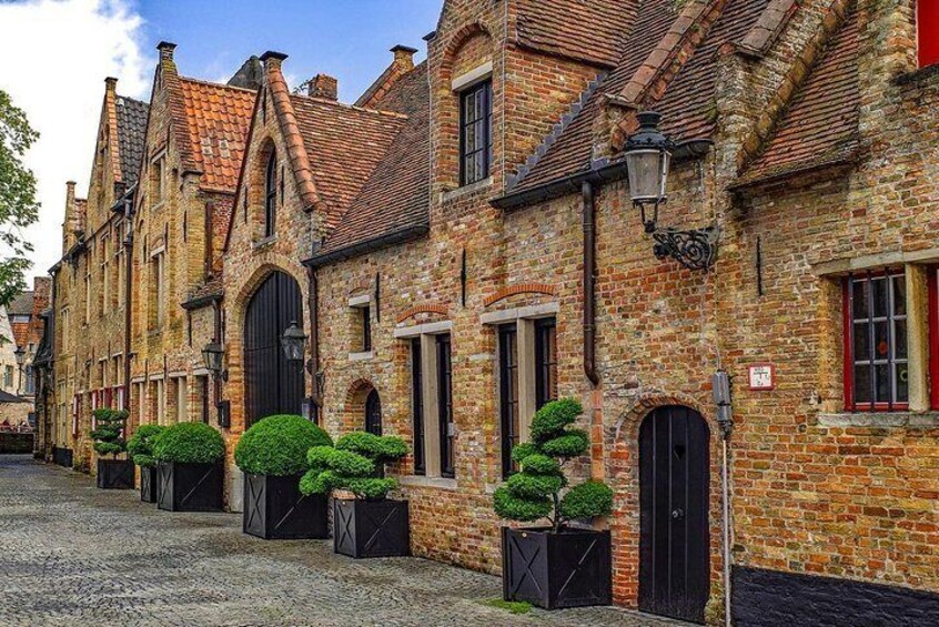 Private Tour to Bruges From Amsterdam incl. tickets to the Chocolate Museum