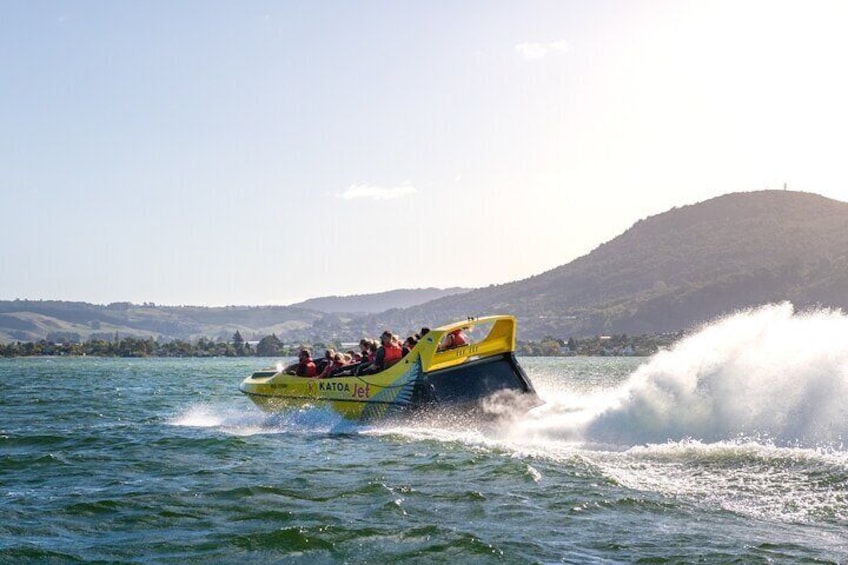 katoa jet boat tour on lake rotorua