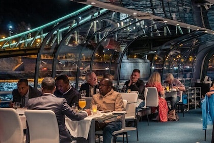 Bootstour mit Abendessen bei Kerzenschein mit Legenda Cruises, Budapest