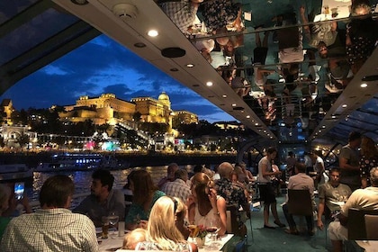 Crucero con cena a la luz de las velas por el Danubio de Budapest con músic...