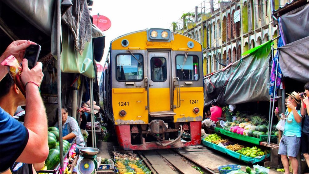 Bangkok Floating Market and Maeklong Railway Private Tour