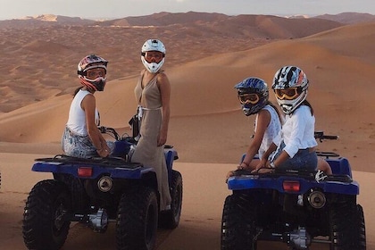 Dubai woestijnsafari, diner, shows, kameelrit, sandboarden, optionele ATV-r...