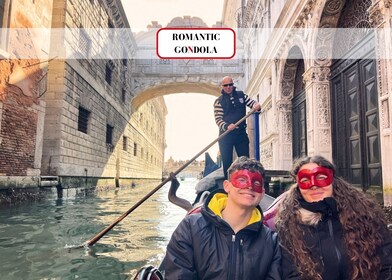 Venise : Sérénade en gondole sur le Grand Canal avec masque de carnaval