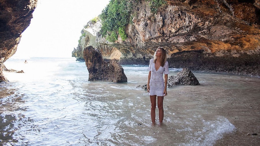 Bali Hidden Beach Tour & Sunset View Seafood Dinner
