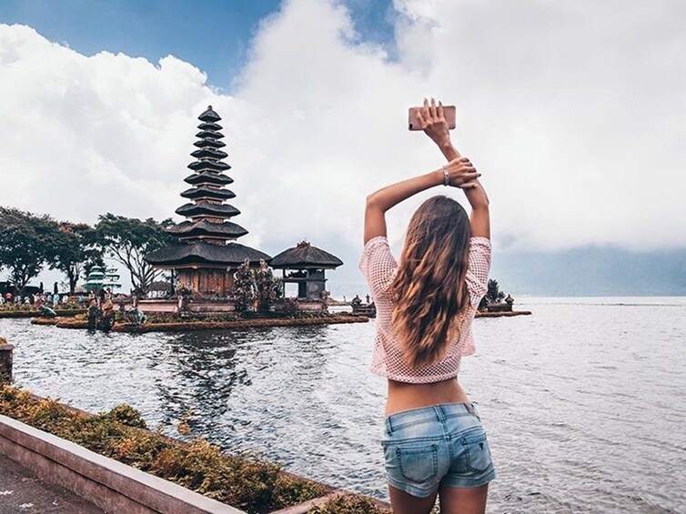 Bedugul & Tanah Lot Tour with Jimbaran Seafood Dinner