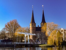 City Discovery Game: Delft's secret alleys & blue ceramics