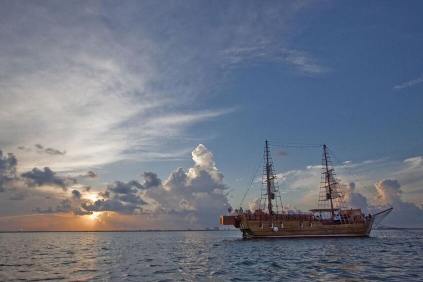 Magic & Romantic Date Sailing in Lagoon at Cancun