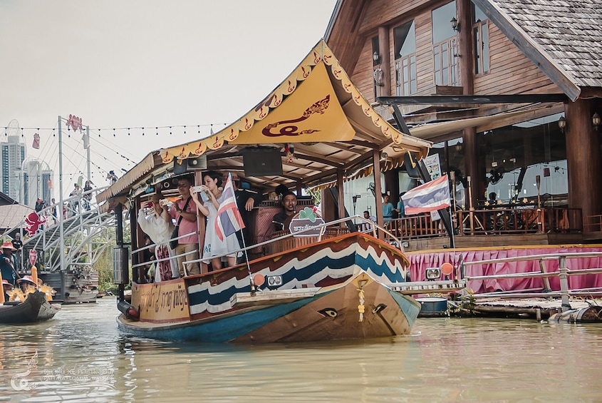 Pattaya Floating Market Tourist