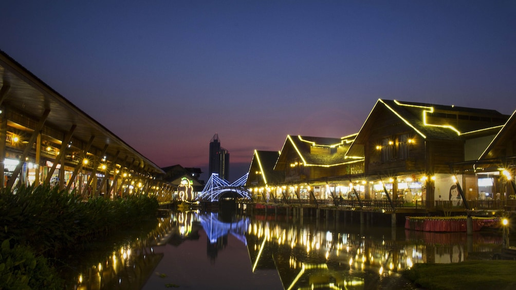 Pattaya Floating Market Tourist