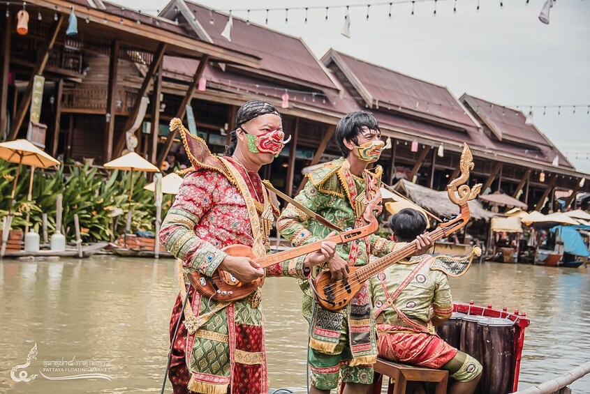 Pattaya Floating Market Tourist