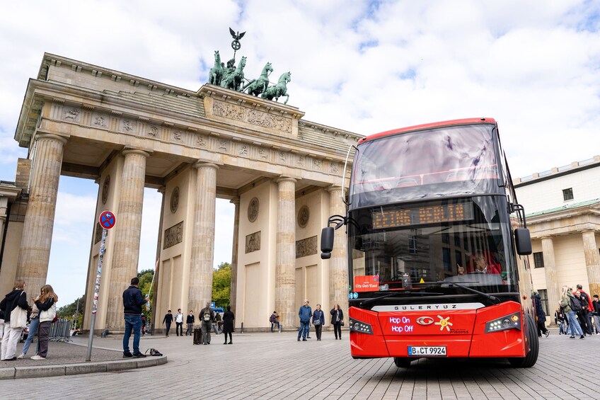 Berlin Combo: Red Sightseeing Hop-On-Hop-Off Bus & Icebar