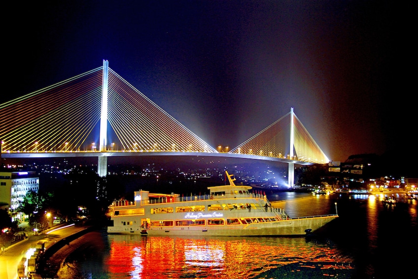 Halong Bay dinner cruise boat