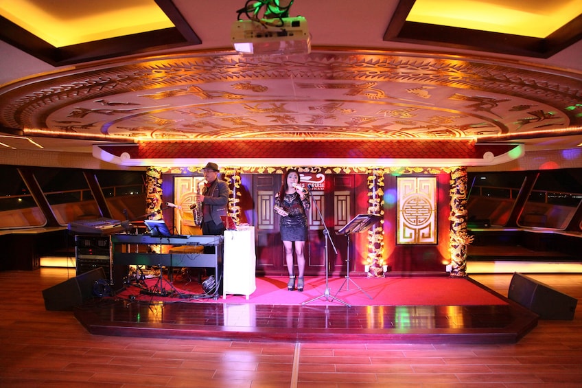 Singer and musician performing on the Halong Bay dinner cruise