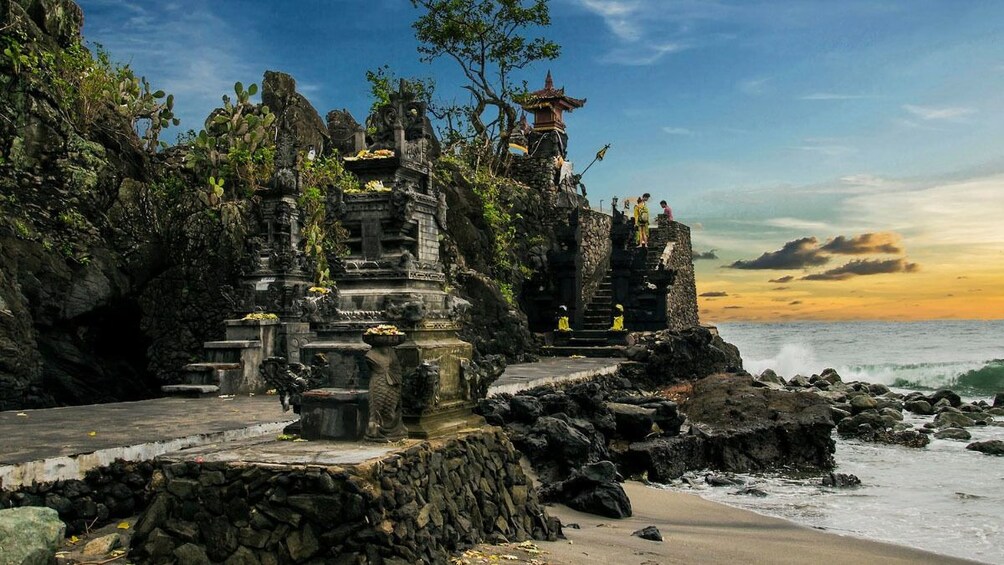 Lombok City Tour: Private Temple Tour with Lunch