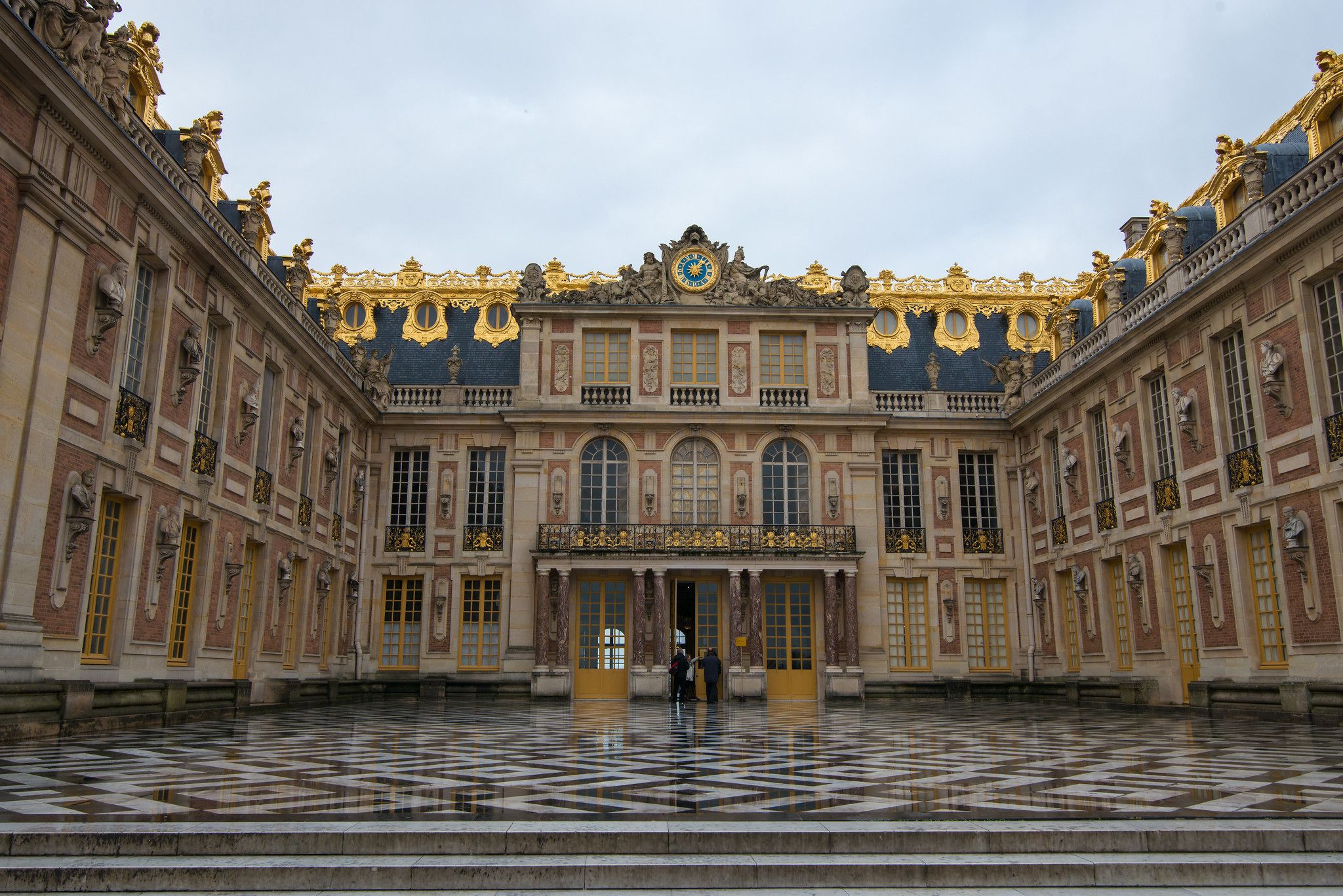 Французский версаль. Версальский дворец. Версаль. Королевский двор Версальского дворца. Версальский дворец дворцы Франции. Версальский дворец Версаль Барокко.