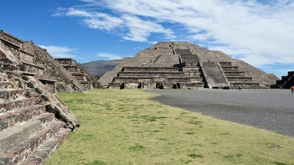 Teotihuacan, Shrine of Guadalupe & Tlatelolco Tour 