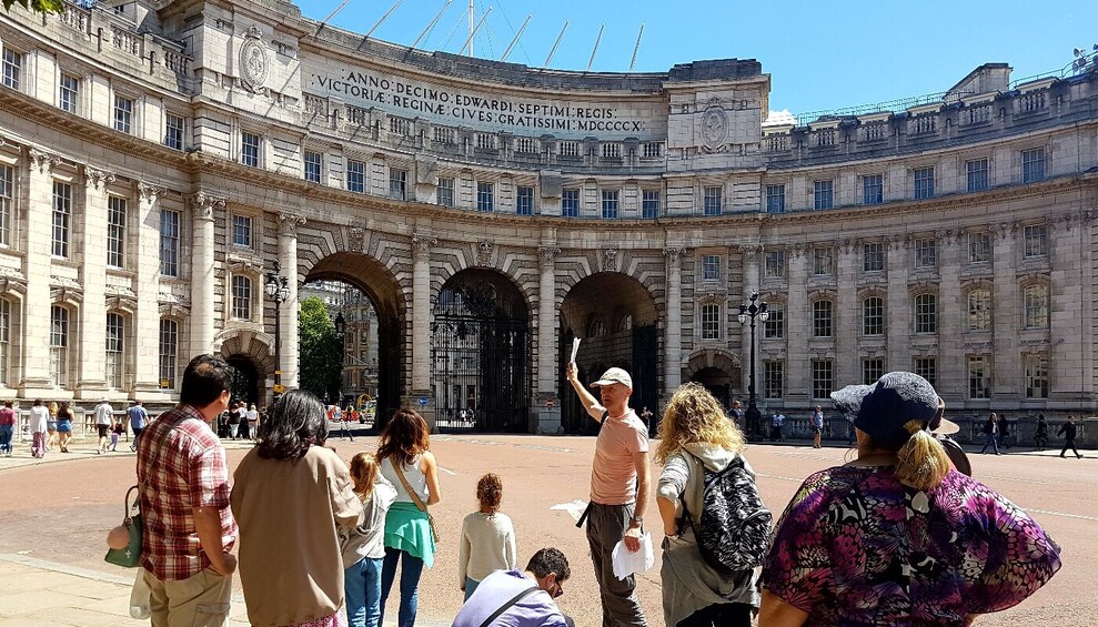 British Royalty : Watch The Changing Of The Guard