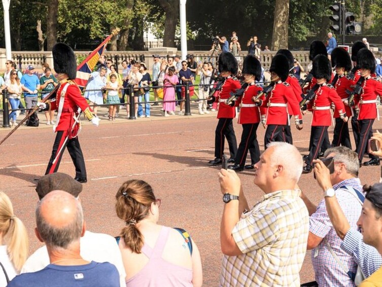 British Royalty : Watch The Changing Of The Guard