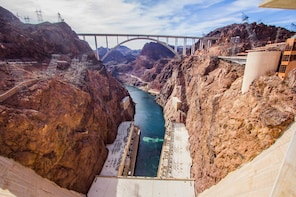 Hoover Dam Luxury Bus with Optional Lake Mead Boat Cruise
