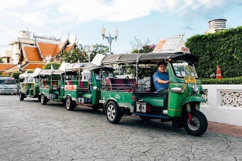 Tuk Tuk Hop - Bangkok's old town sightseeing in Tuk Tuk 