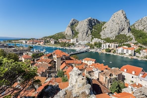 Day at Cetina River and Omis with lunch