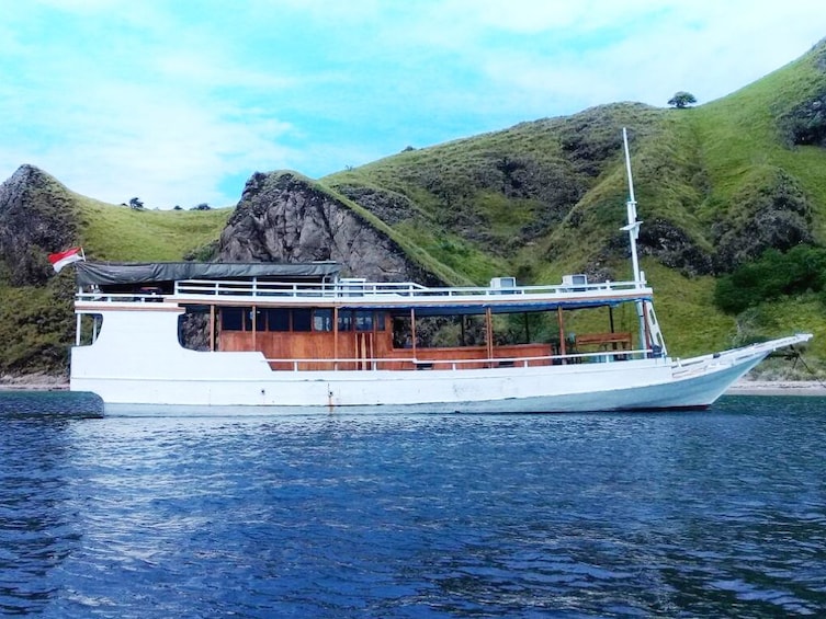 (Open Trip) 3D2N Komodo Labuan Bajo with Standard Boat
