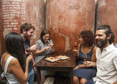 Sevilla: Tapas, Tavernen & Geschichte Food Tour in kleiner Gruppe