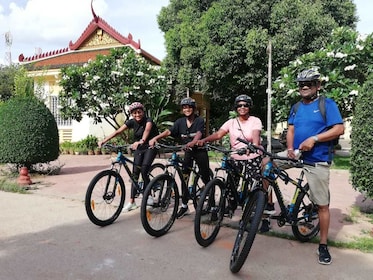 Recorrido en bicicleta al pueblo local y al mercado local en Siem Reap