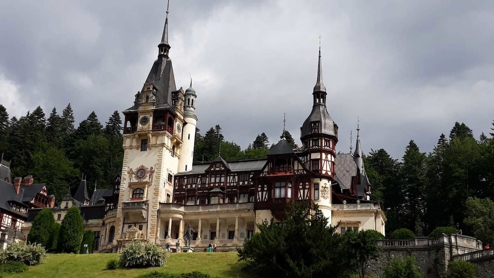 Dracula's Castle and Peles Castle in One Day Trip
