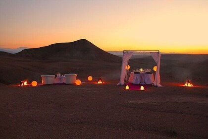 Increíble cena en el desierto de Agafay con puesta de sol y campamento bere...