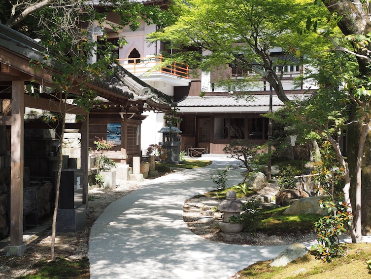 Experience tea ceremony, calligraphy and kimono