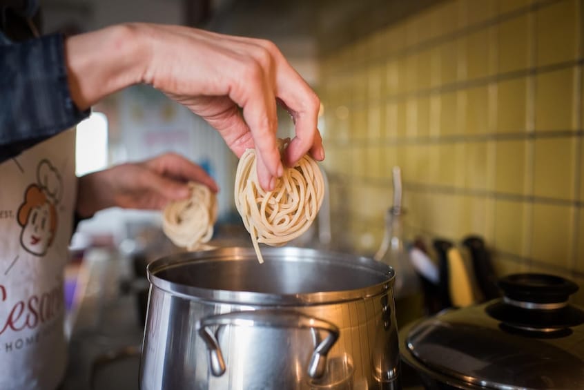 Pasta-making class at a Cesarina's home with tasting - Siena