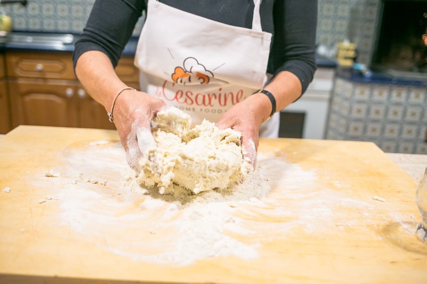 San Gimignano: Pizza & Tiramisu class at a Cesarina's home 