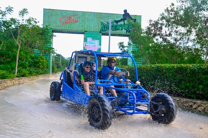 Combo de paseo en buggy, tirolesa, mega chapuzón y piscina con cascada y al...