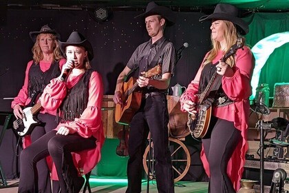 "31 String Showdown" show & middag på Firelight Barn i Henderson