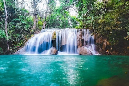 Private Tour zum Kanchanaburi Erawan Wasserfall und zur Elefantenpflege