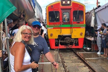 Tour privado al mercado flotante y ferroviario (caída de Erawan opcional)