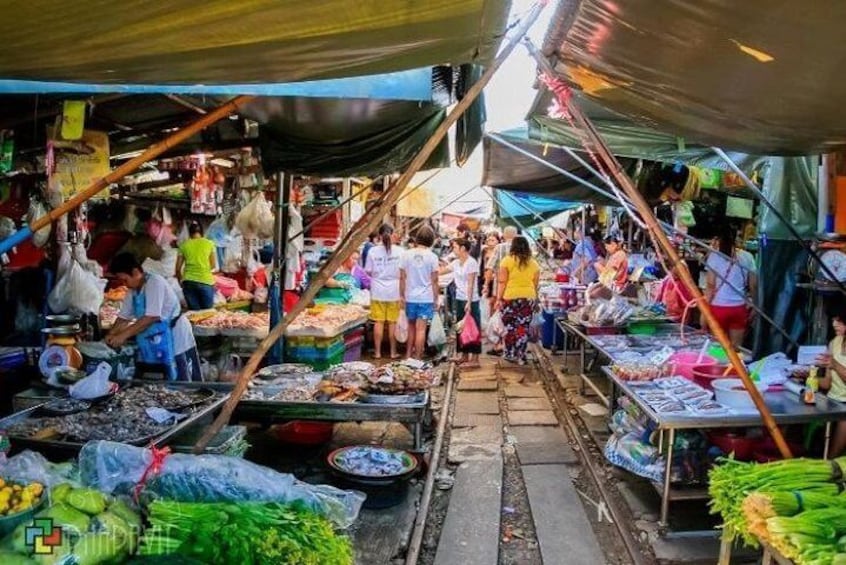 Bangkok: Join Tour Risky Market And Damnern Saduak Floating Market