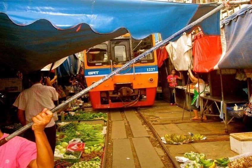 Bangkok: Join Tour Risky Market And Damnern Saduak Floating Market Half Day Tour