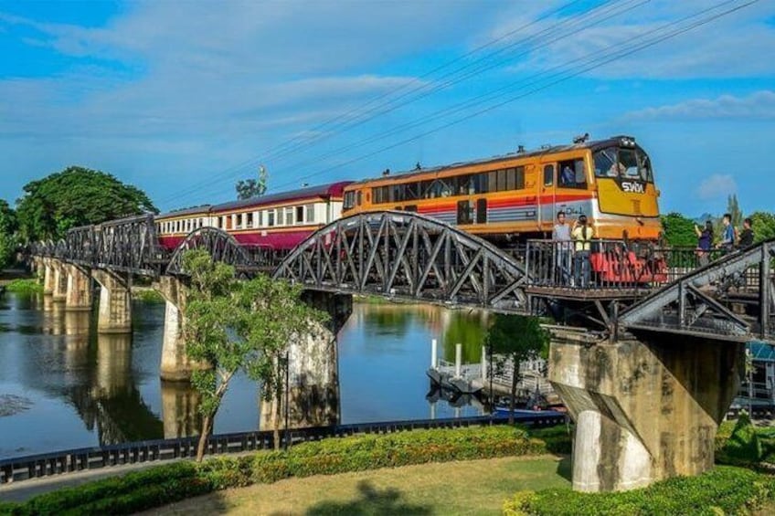 Bangkok: Join Tour Damnernsaduak Floating Market, Lunch, River Kwai Full Day