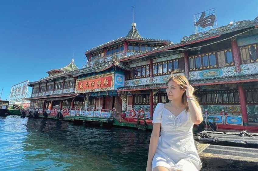 Photo taking opportunities with unique landmarks and picturesque scenes of the Aberdeen Floating Village
