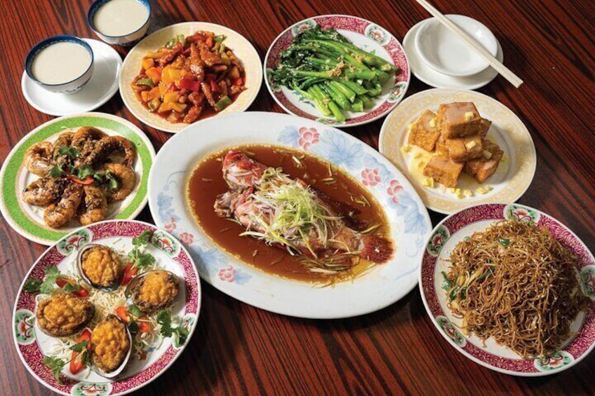  Lunch Option 2: Enjoy a selection of seafood inside the heart of Hong Kong’s most bustling seafood market (Unique access to the market!)
